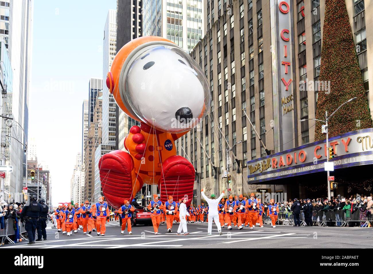 Macy's thanksgiving day parade snoopy hi-res stock photography and ...