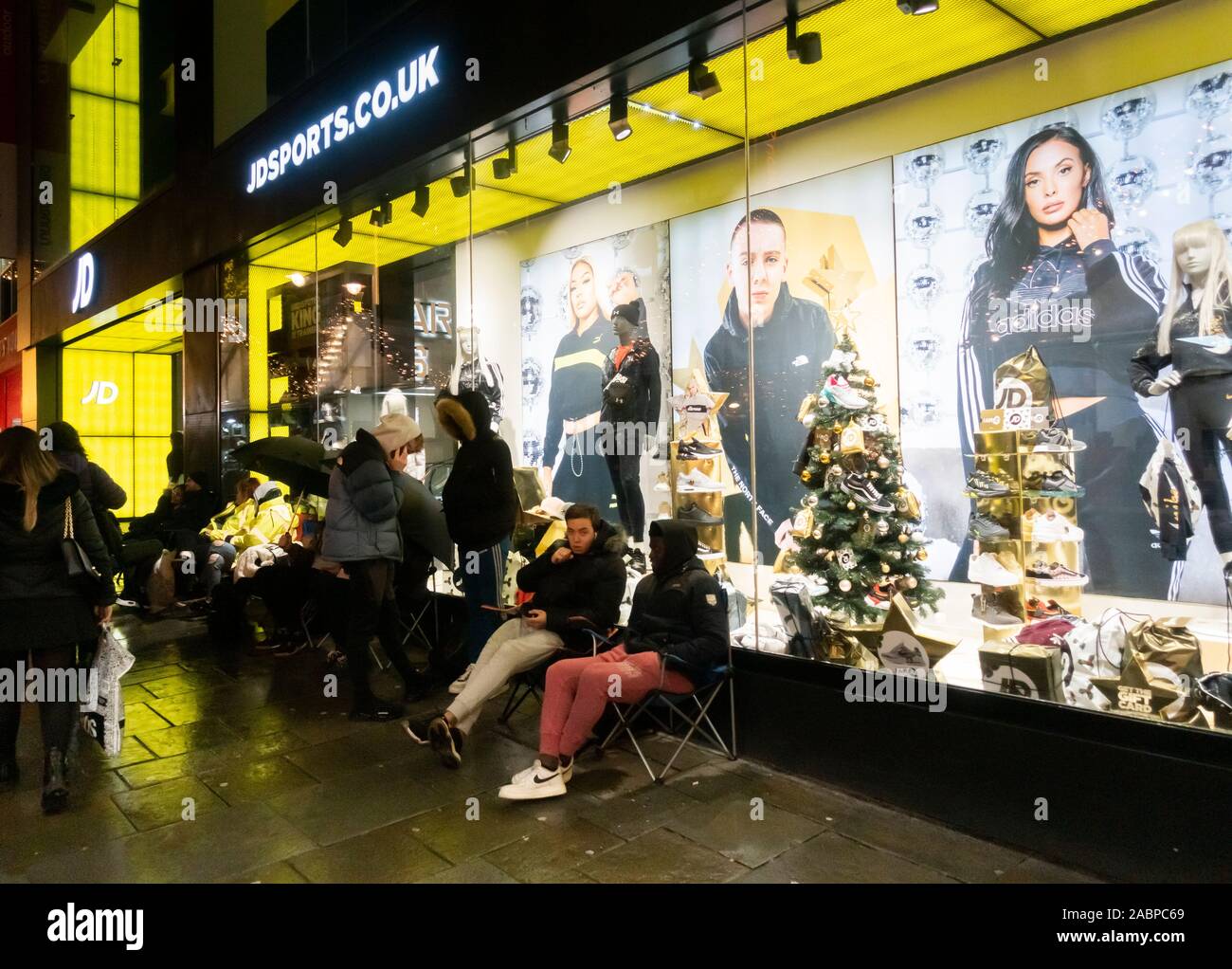 Jd sports queue hi-res stock photography and images - Alamy