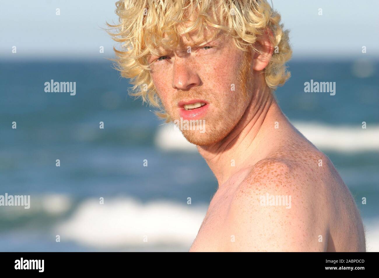Junger Mann mit Sommersprossen Stock Photo