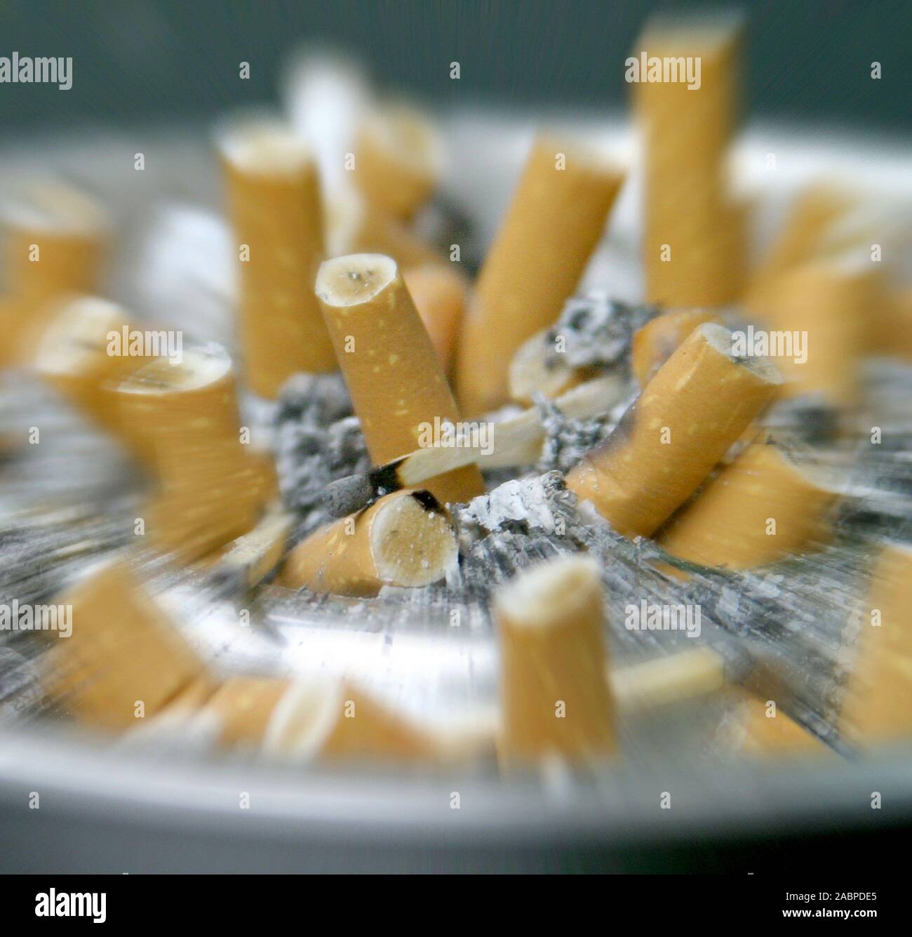 Voller Aschenbecher mit gerauchten Zigaretten Stock Photo
