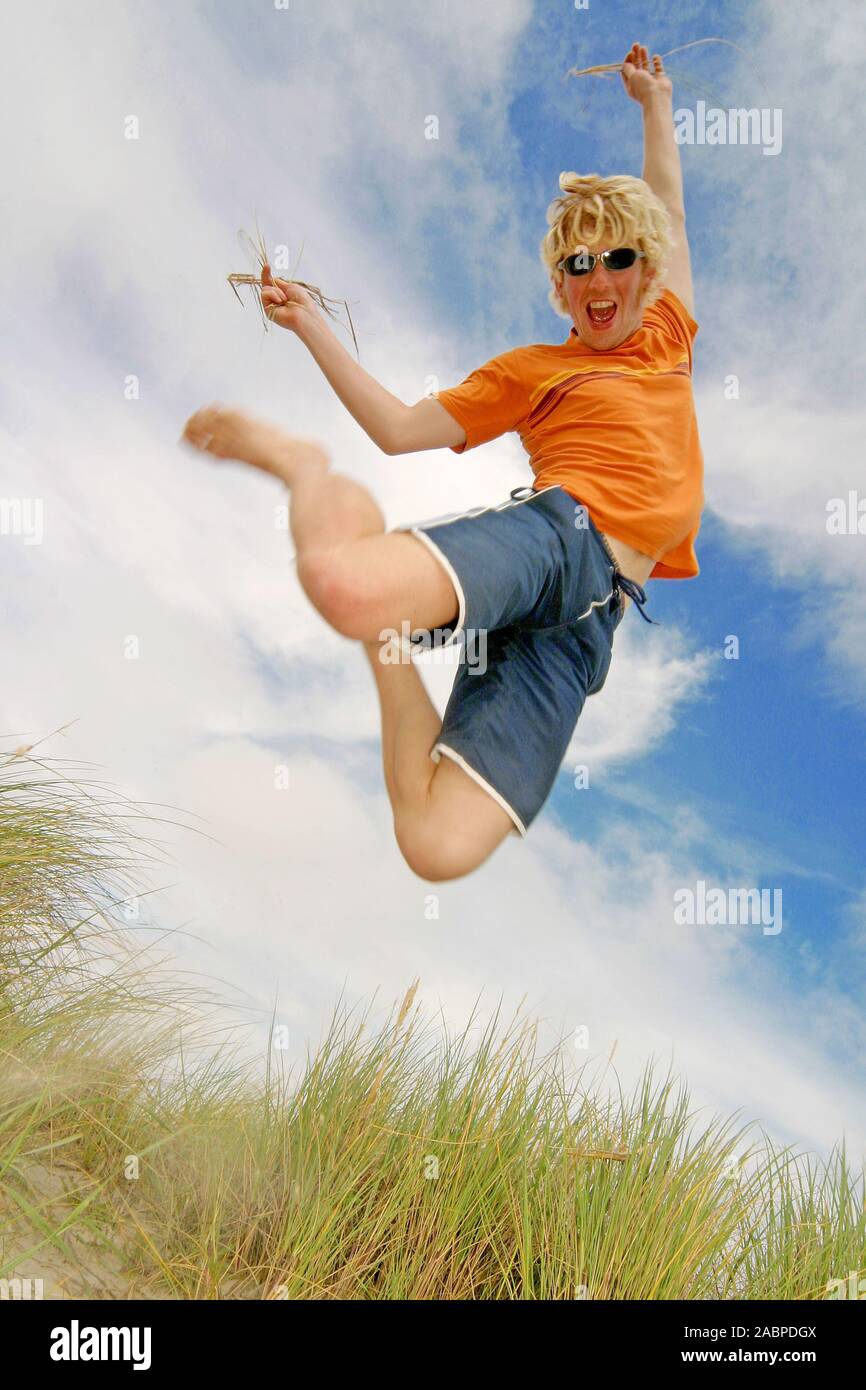 Junger Mann springt in die Luft Stock Photo