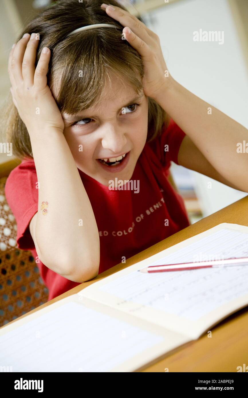 Maedchen macht Schularbeiten Stock Photo