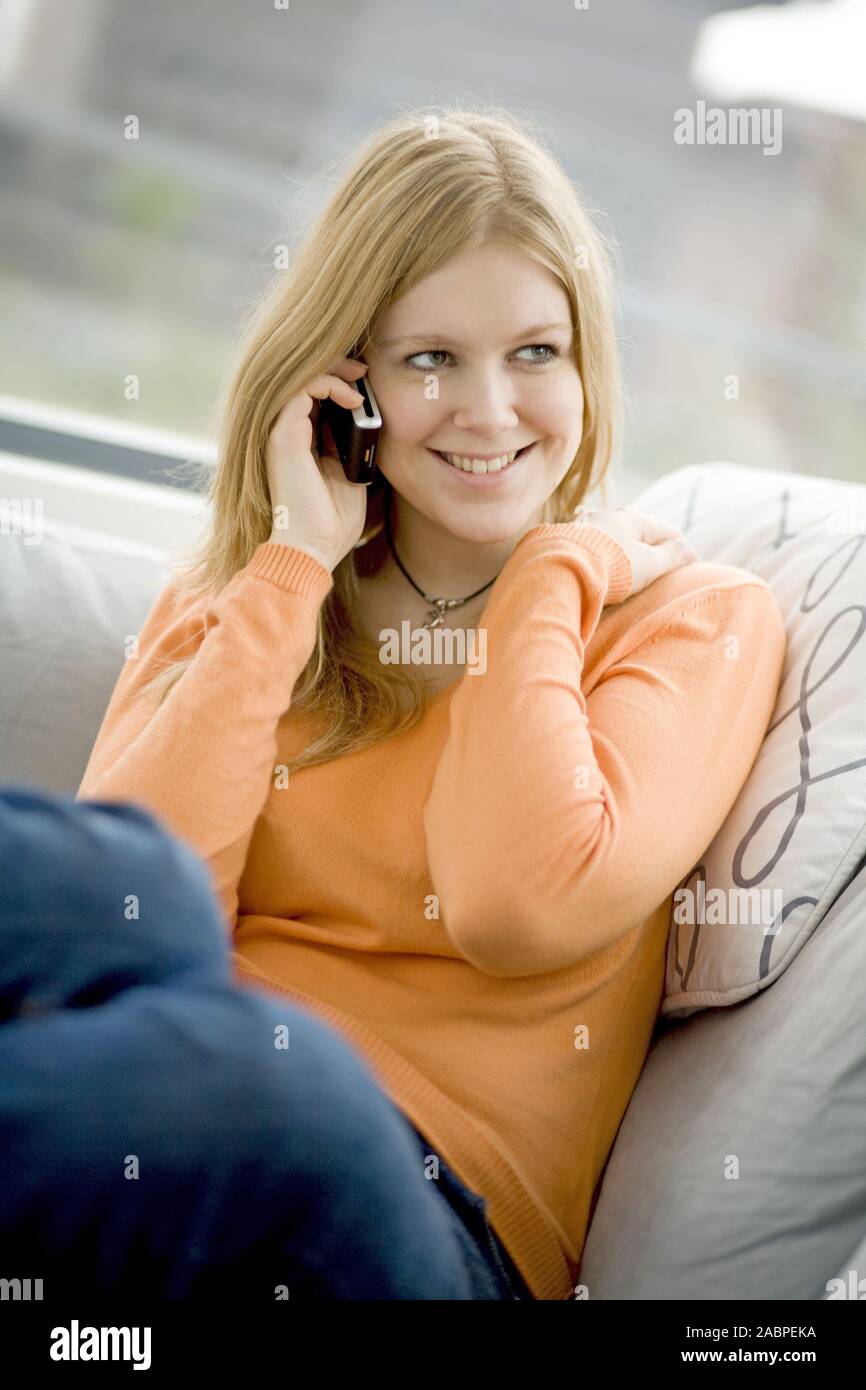 Junge Frau telefoniert mit dem Handy Stock Photo