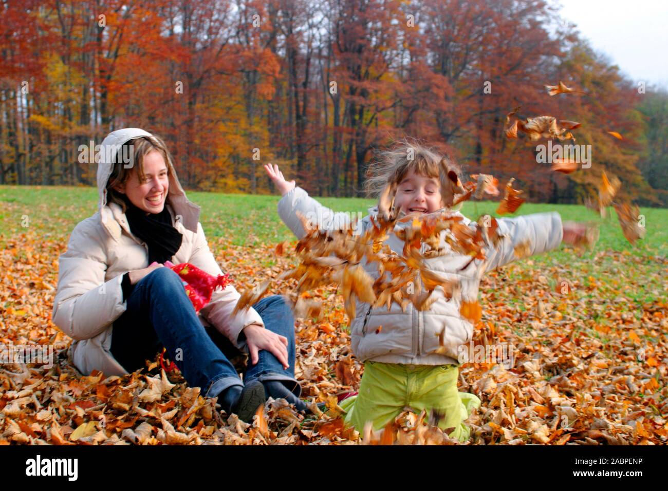 Mutter und töchter spielen hi-res stock photography and images - Alamy
