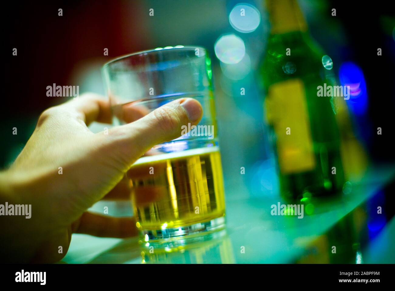 Hand mit Glas Bier Stock Photo