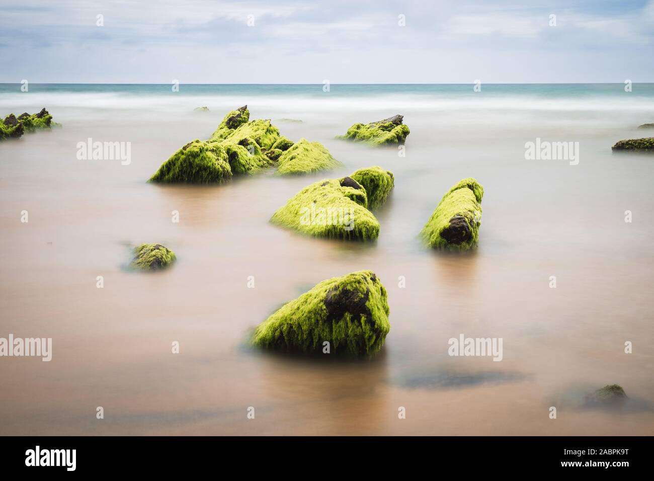 Larga exposición en la playa con rocas Stock Photo