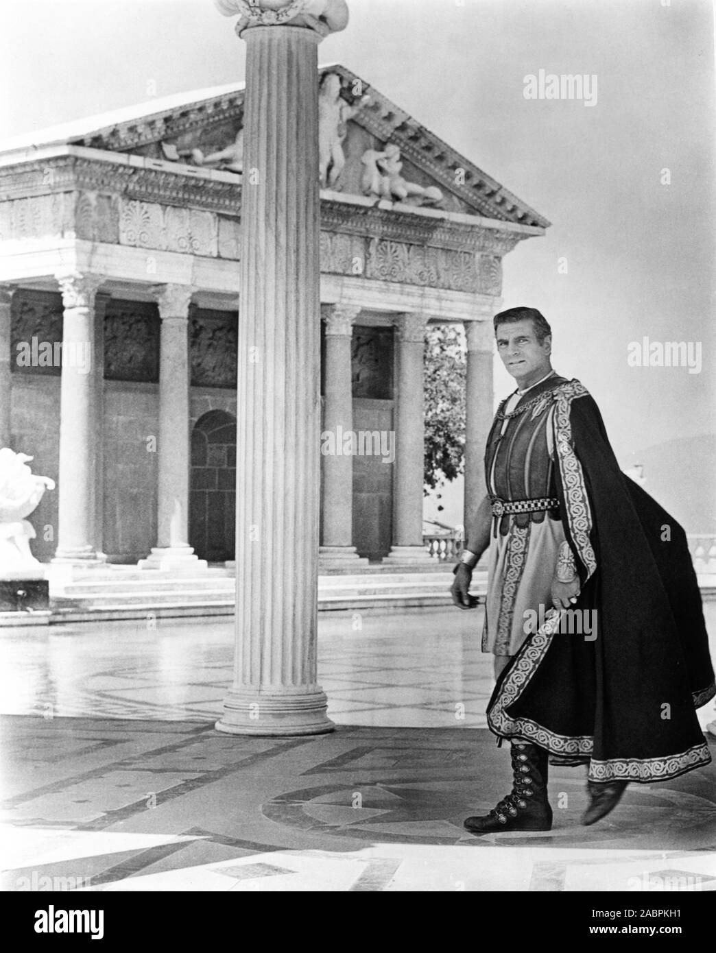 LAURENCE OLIVIER as Crassus in his villa in SPARTACUS 1960 director STANLEY KUBRICK novel Howard Fast screenplay Dalton Trumbo executive producer Kirk Douglas Bryna productions / Universal pictures Stock Photo