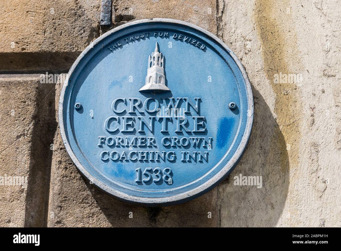 Blue plaque outside a building in Devizes Wiltshire England UK revealling the existence of an old coaching inn dating from 1538 Stock Photo