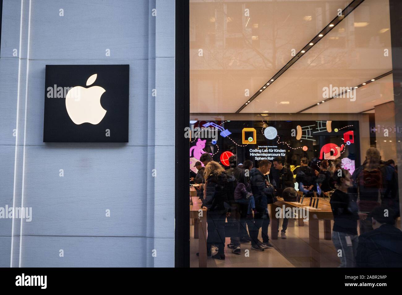 Apple store signage hi-res stock photography and images - Alamy