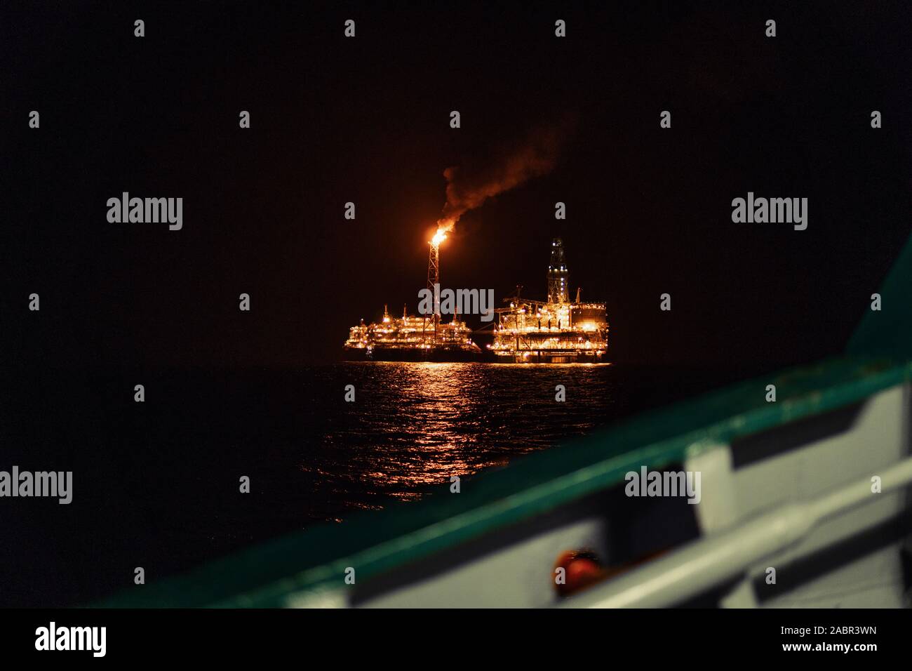 Drilling rig night hi-res stock photography and images - Alamy