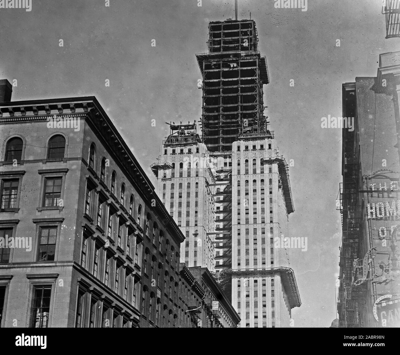 Woolworth Building in New York City under construction ca. 1910-1913 Stock Photo