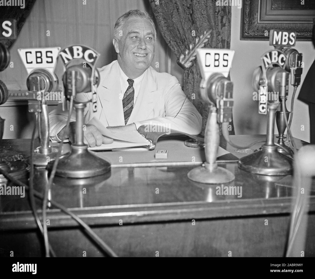 President Franklin Roosevelt sits at his desk in front of microphones from  multiple radio networks ca. 1933-1940 Stock Photo - Alamy