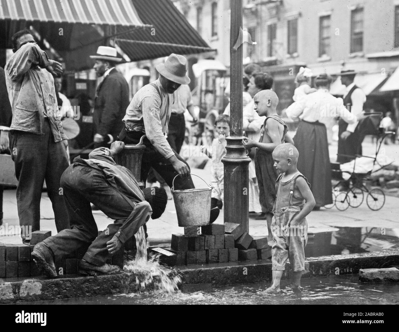 Summer scene, N.Y. - drinking water from street pump ca. 1910-1915 Stock Photo