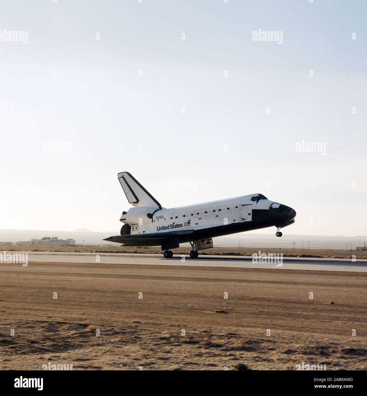 Space shuttle discovery landing hi-res stock photography and ...