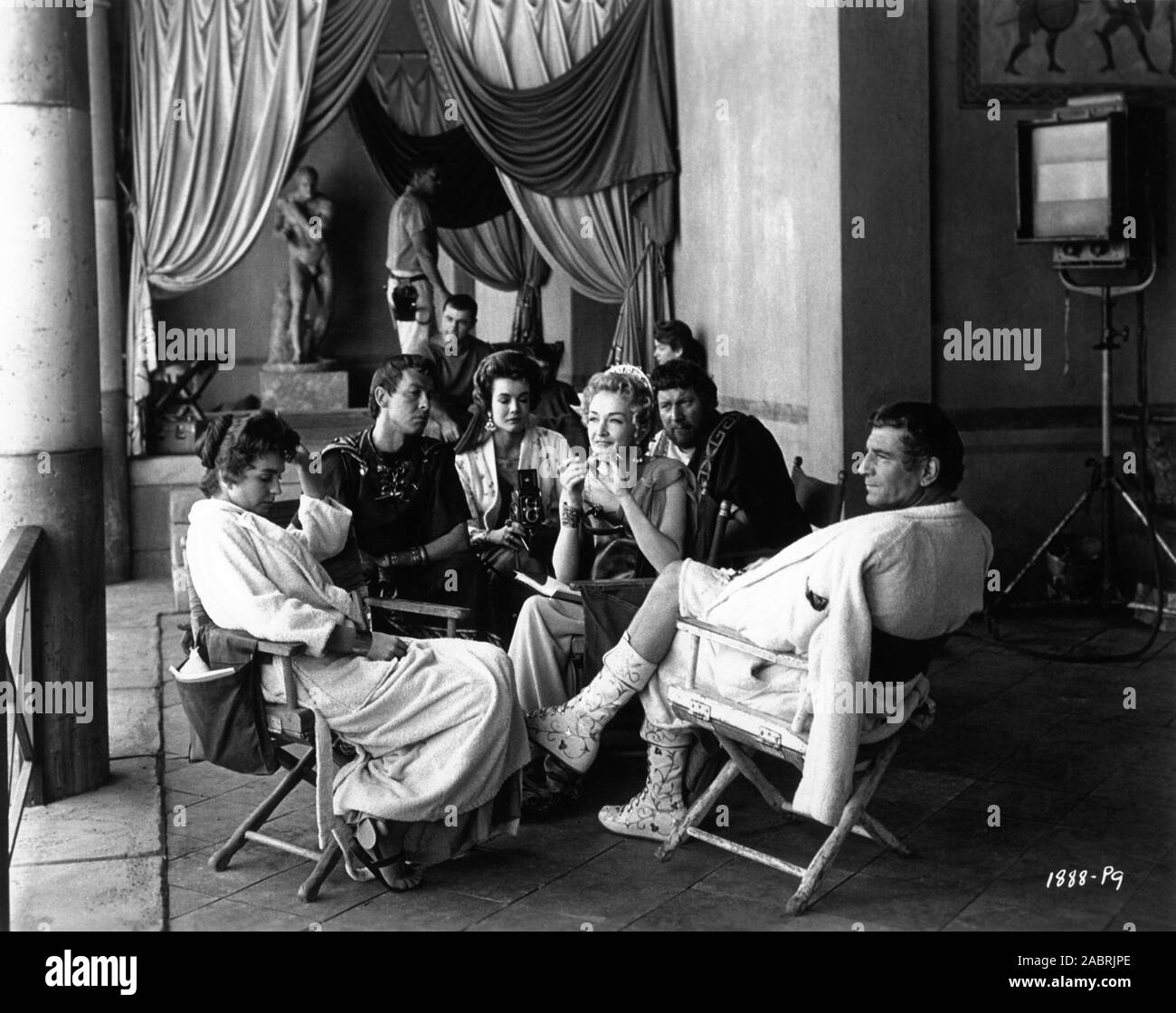Jean SIMMONS John DALL Joanna BARNES Nina FOCH Peter USTINOV and Laurence OLIVIER on set candid relaxing during filming of SPARTACUS 1960 director STANLEY KUBRICK novel Howard Fast screenplay Dalton Trumbo executive producer Kirk Douglas Bryna Productions / Universal Pictures Stock Photo