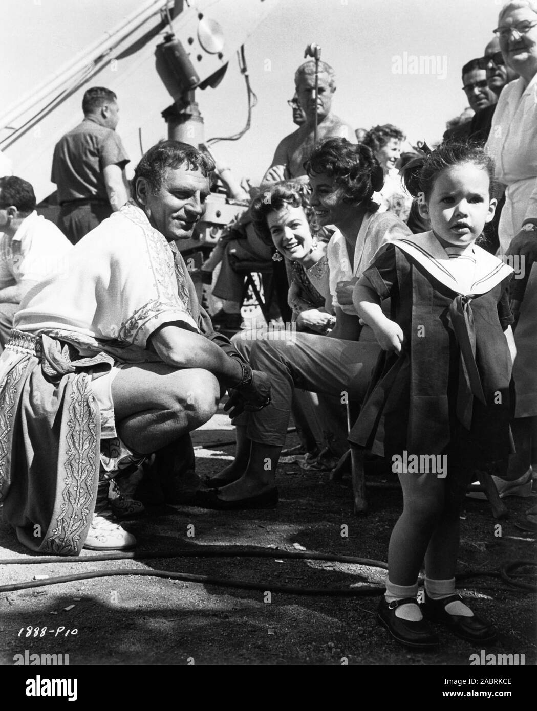 LAURENCE OLIVIER JOANNA BARNES JEAN SIMMONS and her three year old daughter TRACY GRANGER on set candid during filming of SPARTACUS 1960 director STANLEY KUBRICK novel Howard Fast screenplay Dalton Trumbo executive producer Kirk Douglas Bryna Productions / Universal Pictures Stock Photo