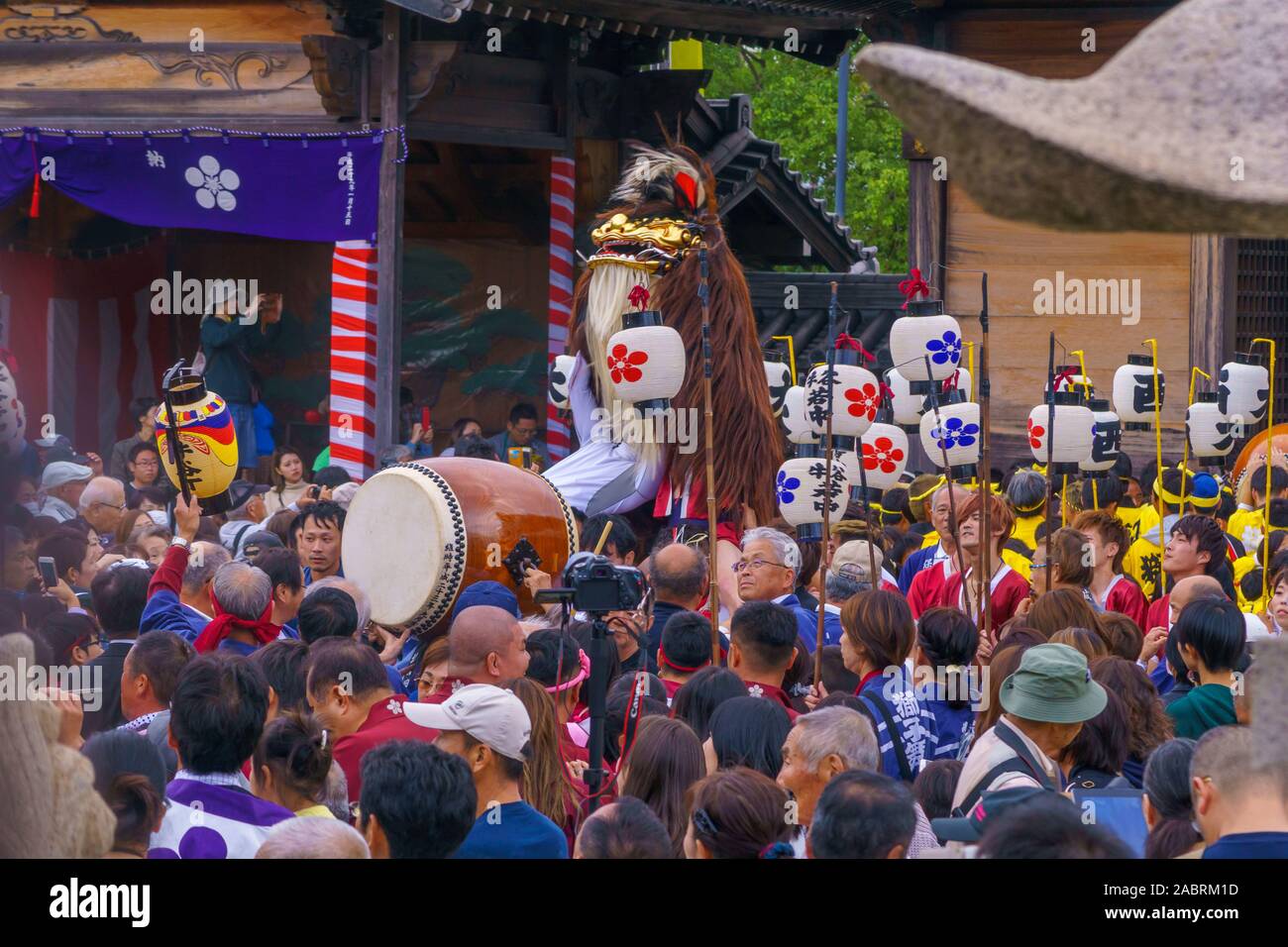 Himeji, Japan - October 15, 2019: Traditional dance of hair lion ceremony (shishimai), with men switch in lion costume. Part of the autumn festival of Stock Photo