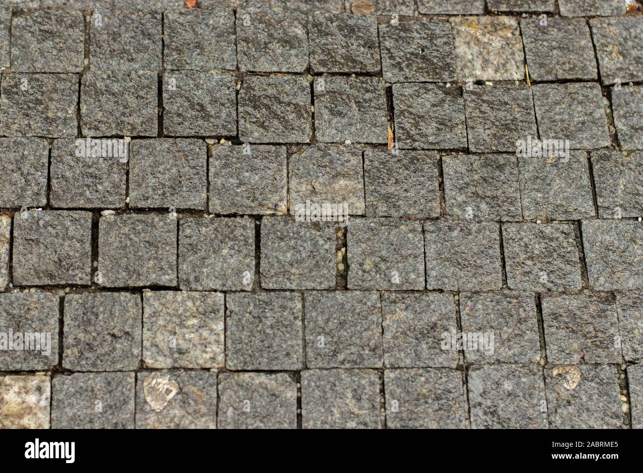 Detail] Chiseled stone bricks look really good under cobblestone