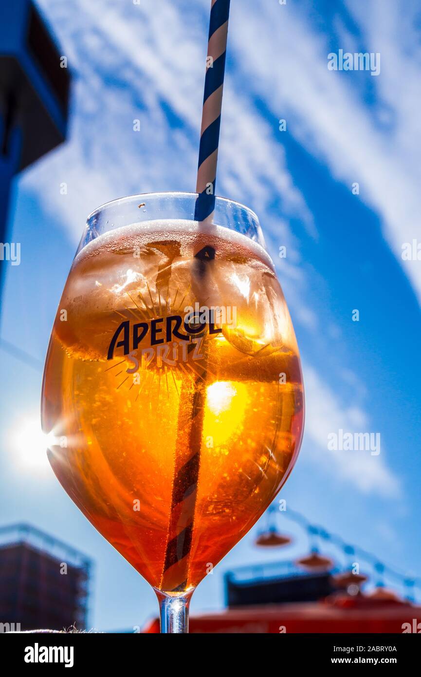 Aperol spritz cocktail backlit by the Sun, Captain Bretzel floating bar, QUAI DU BASSIN DUSUZEAU, Strasbourg, Alsace, Grand Est, France Stock Photo