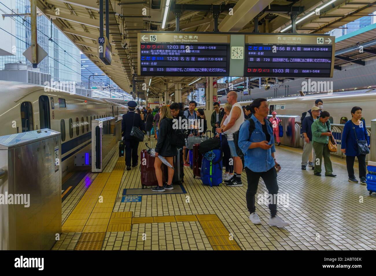 Tokyo Japan October 19 19 Scene Of The Tokyo Station With Shinkansen Bullet Trains And Passengers In Tokyo Japan Stock Photo Alamy