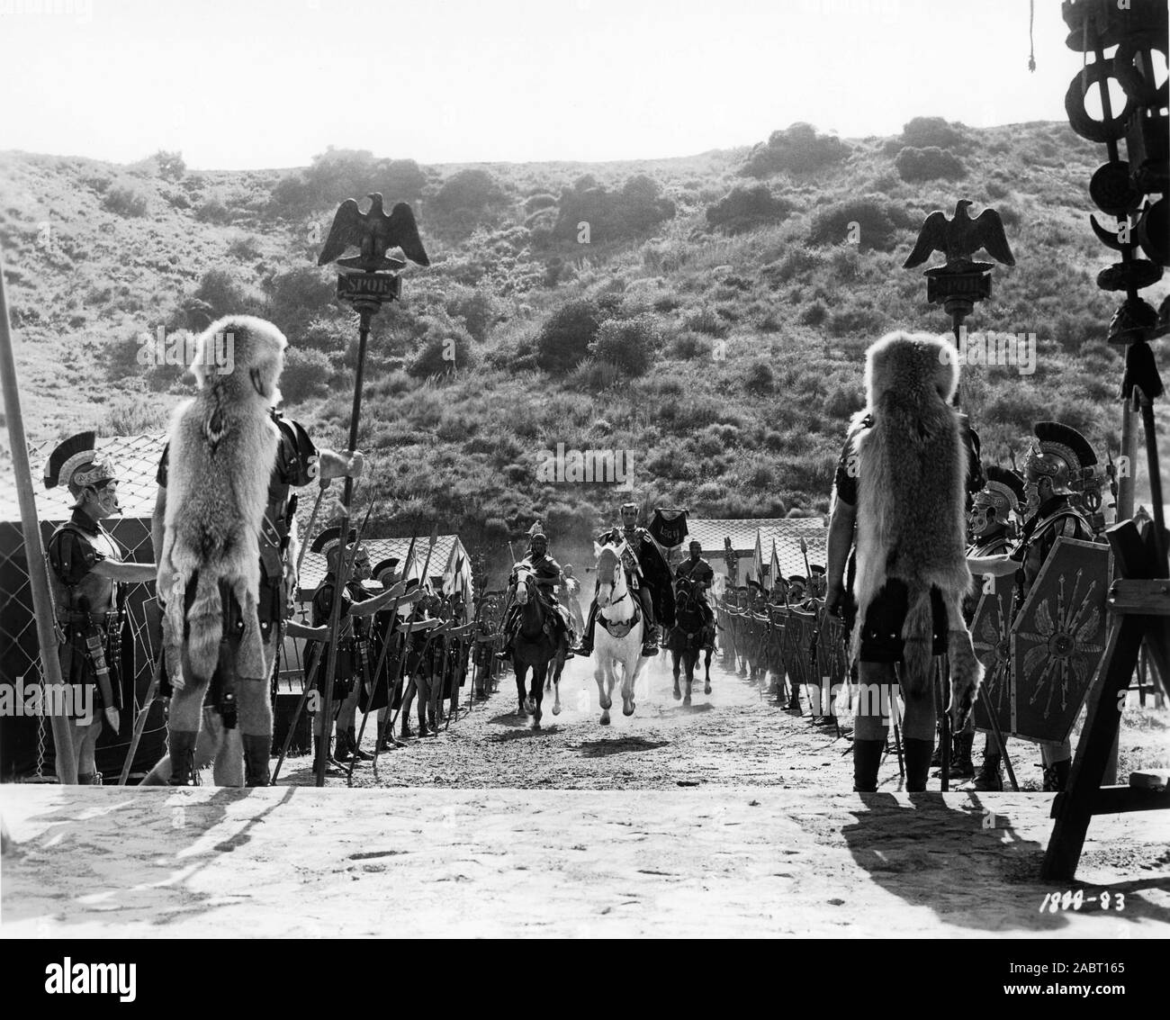 LAURENCE OLIVIER as Crassus with Roman Soldiers in SPARTACUS 1960 director STANLEY KUBRICK novel Howard Fast screenplay Dalton Trumbo executive producer Kirk Douglas Bryna Productions / Universal Pictures Stock Photo