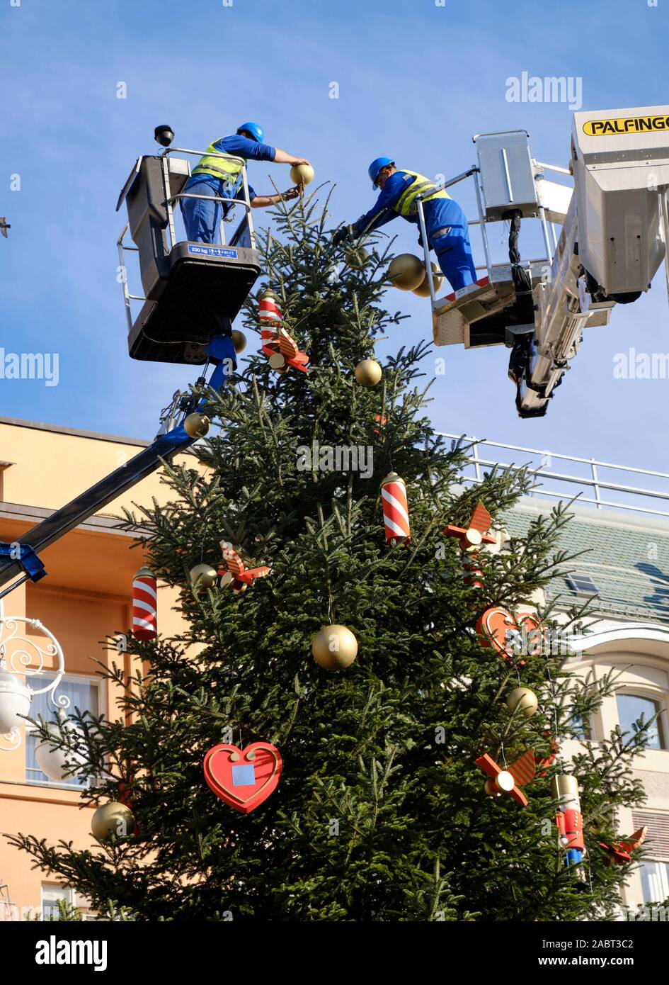 Zagreb Croatia 29th November 2019 City Employees Putting The Last Decorations On The Large Christmas Tree In Ban Jelacic Square In Central Zagreb The Day Before The Opening Of This Year S Advent