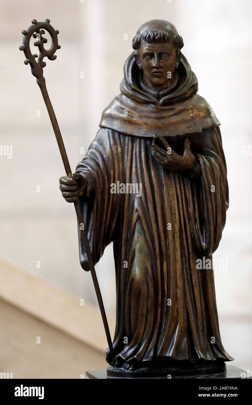 Saint Benoît, statue en bronze de 28 cm de haut, coulée selon la technique de la cire perdue. - France Saint Benoît, statue en bronze de 28 cm de haut, coulée selon la technique de la cire perdue. - France