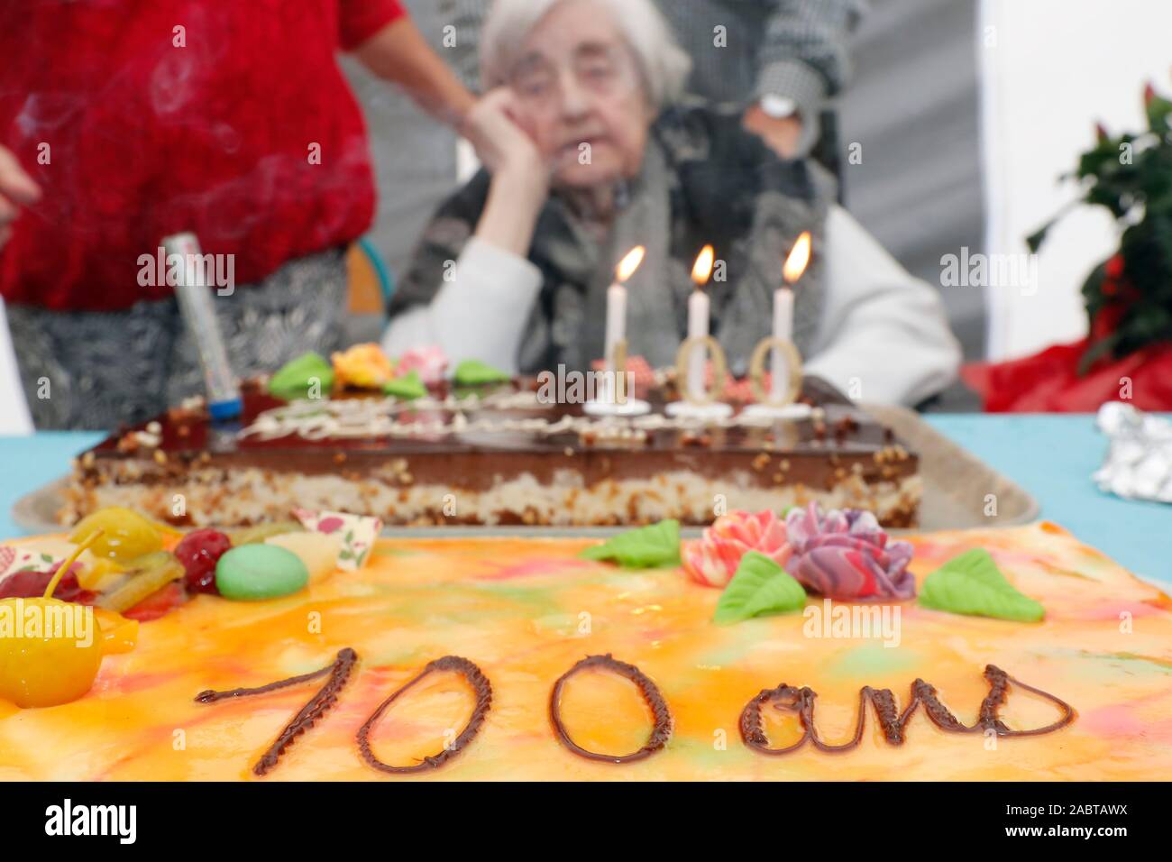 Old woman on her one hundred birthday. Happy 100 years birthday cake.  France Stock Photo - Alamy