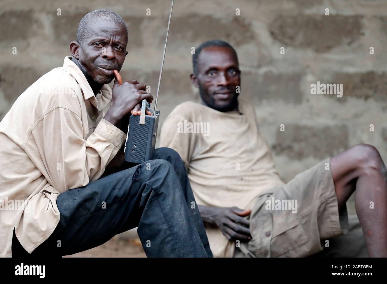African village. Men listining radio. Datcha-Attikpaye. Togo Stock Photo -  Alamy