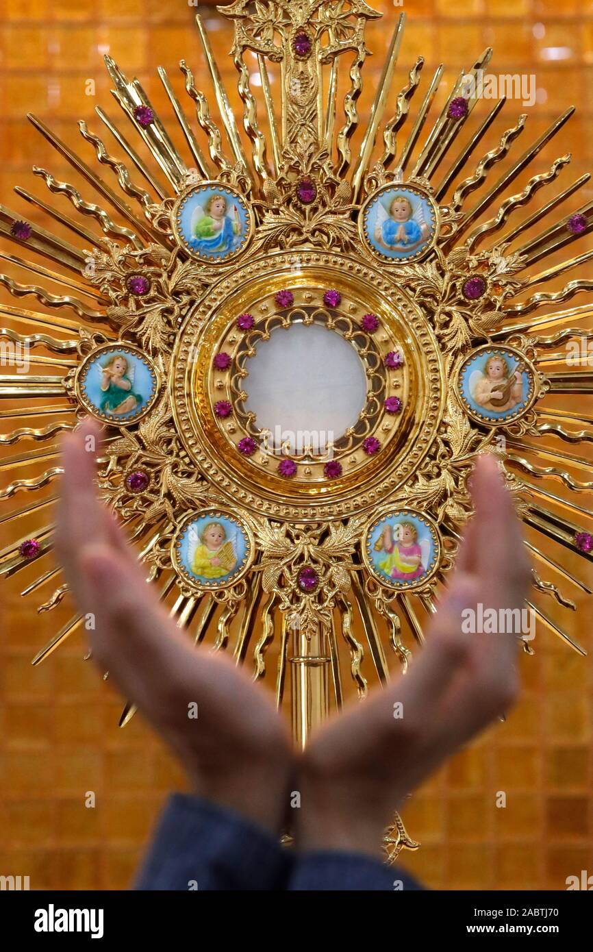 Ostensoir High Resolution Stock Photography And Images Alamy