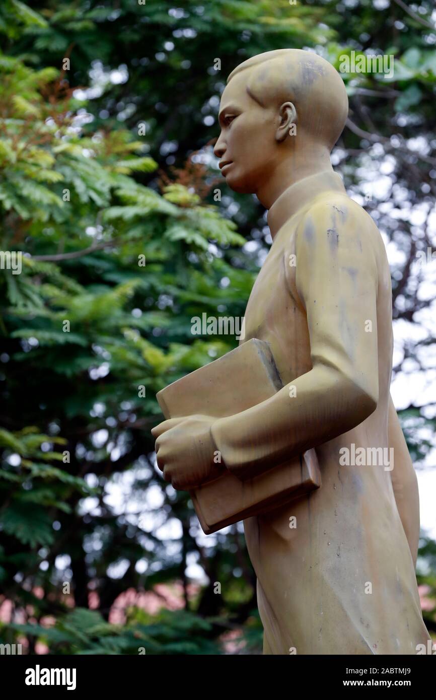 Quoc Hoc school. Nguyen Tat Thanh  ( President Ho Chi Minh). Statue.  Hue. Vietnam. Stock Photo
