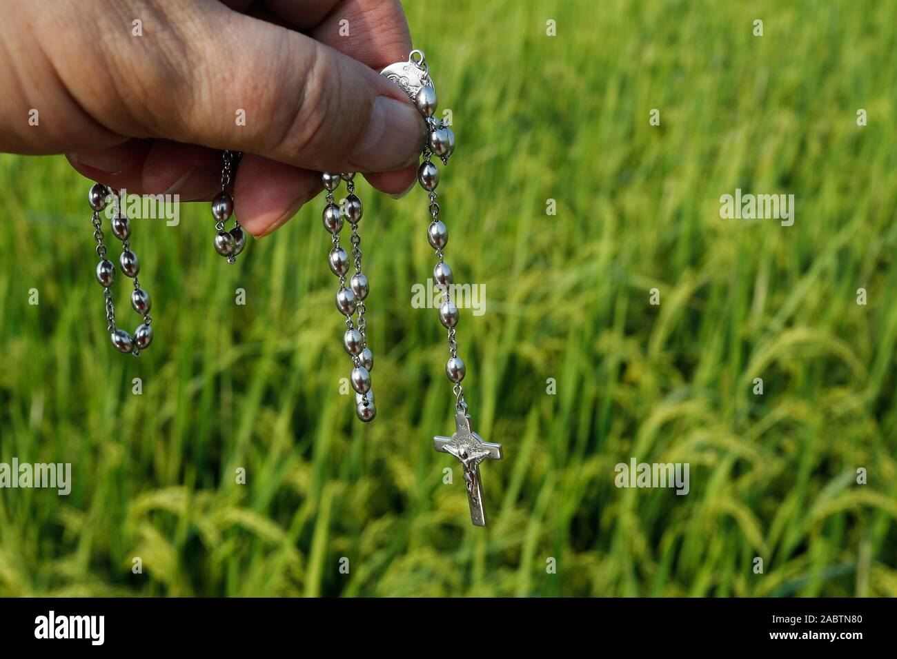 Man praying with rosary outside. Close-up Stock Photo - Alamy