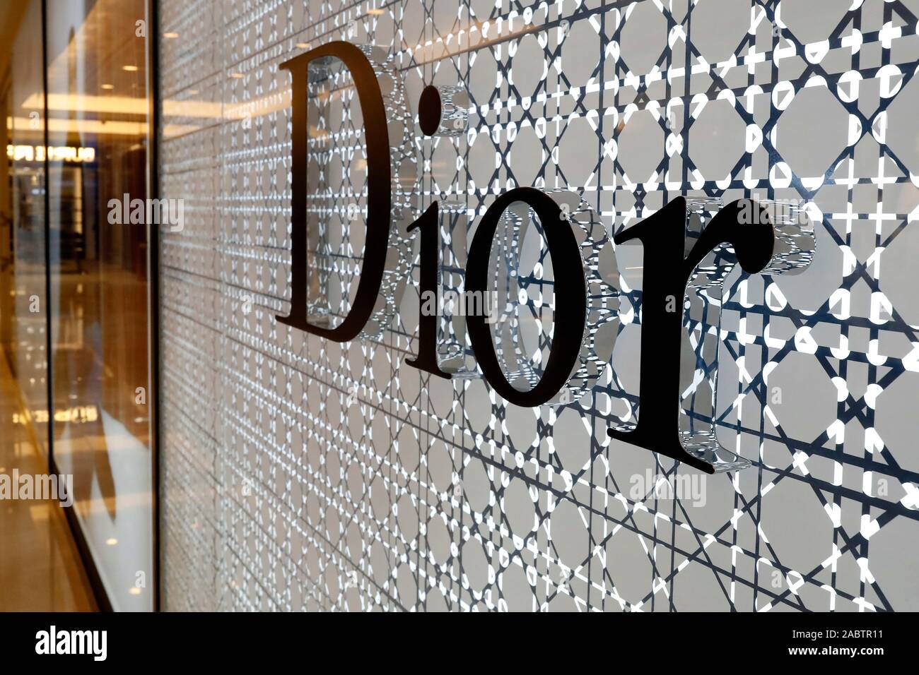 Dior tạm ngưng hoạt động TTTM Tràng Tiền Plaza đìu hiu khách  Thời trang   Việt Giải Trí