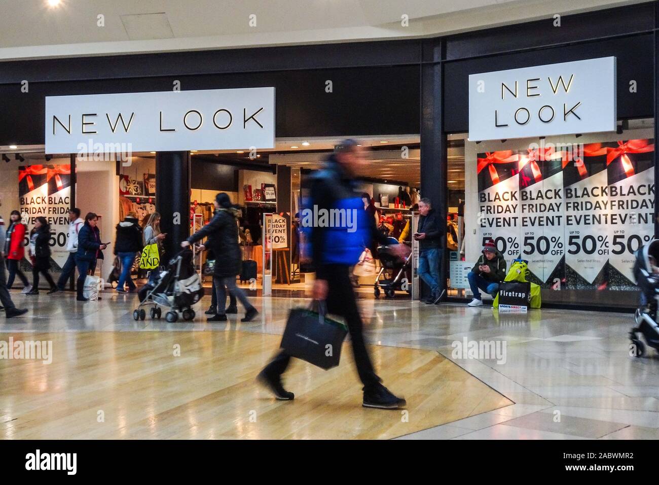 Birmingham, UK. 29th November, 2019. Thousands of shoppers hit the streets of Birmingham city centre as Black Friday deals of up to 70 percent hit the shops. The Bullring was especially busy compared to previous years which saw the shopping centre almost empty. Pic taken 29/11/2019. Credit: Sam Holiday/Alamy Live News Stock Photo