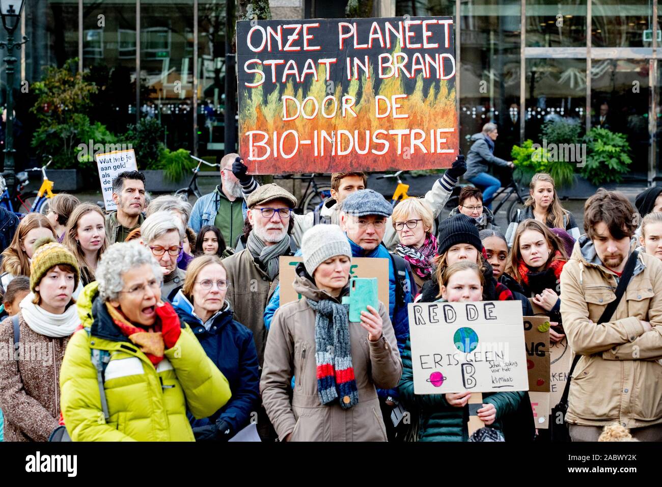 Den Haag, Netherlands. 29th Nov, 2019. THE HAGUE, Plein, 29-11-2019,  Protest of XR (Extinction Rebellion) in front of the Tweede Kamer. Credit:  Pro Shots/Alamy Live News Stock Photo - Alamy