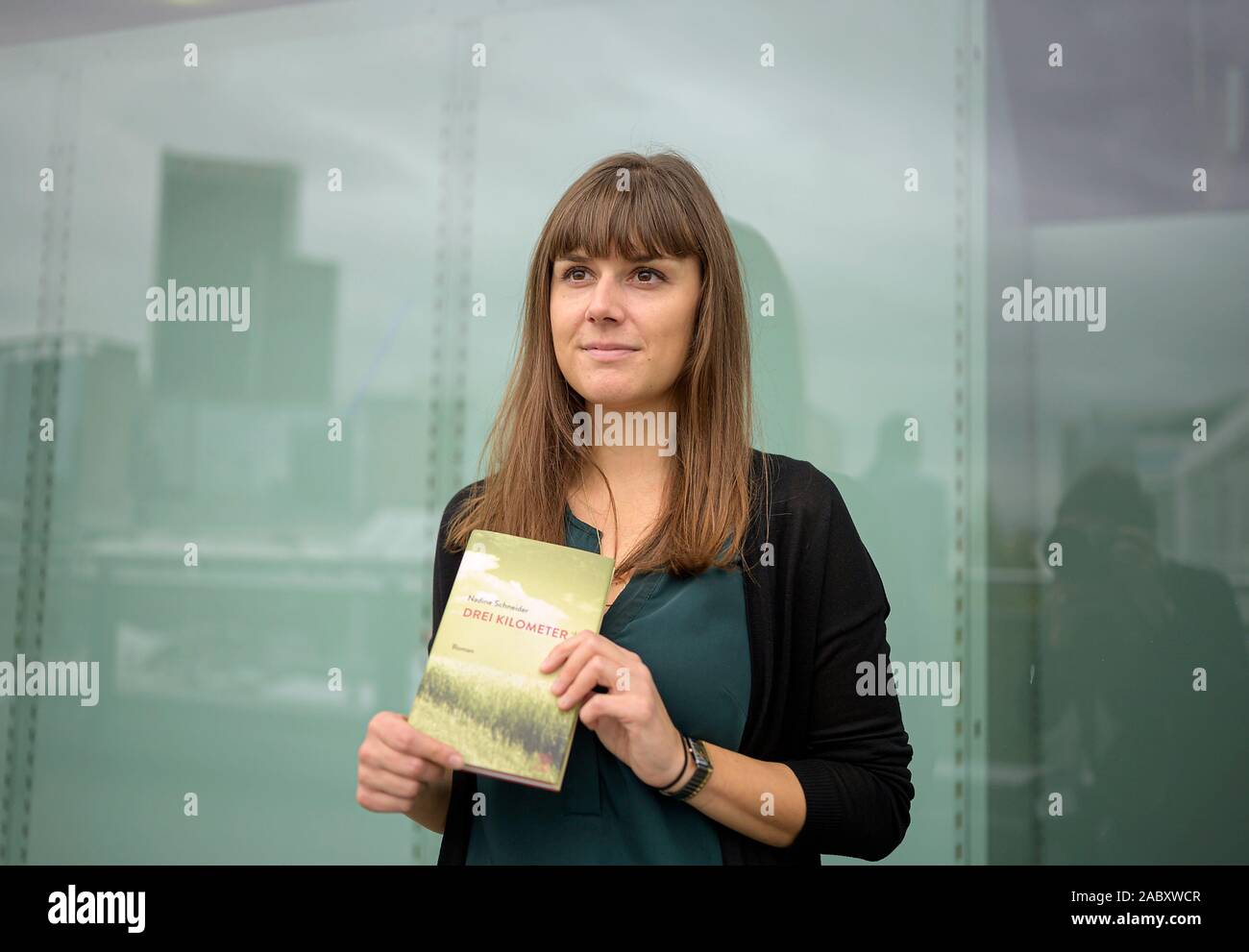 nadine-schneider-germany-author-with-her-book-drei-kilometer-jung