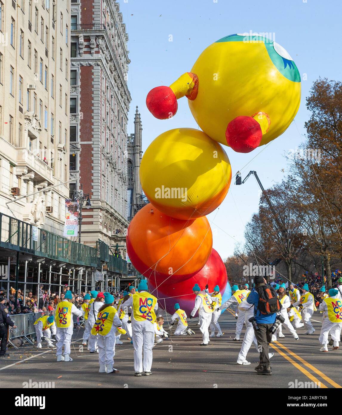 New York, United States. 28th Nov, 2019. Handlers struggle to keep ...