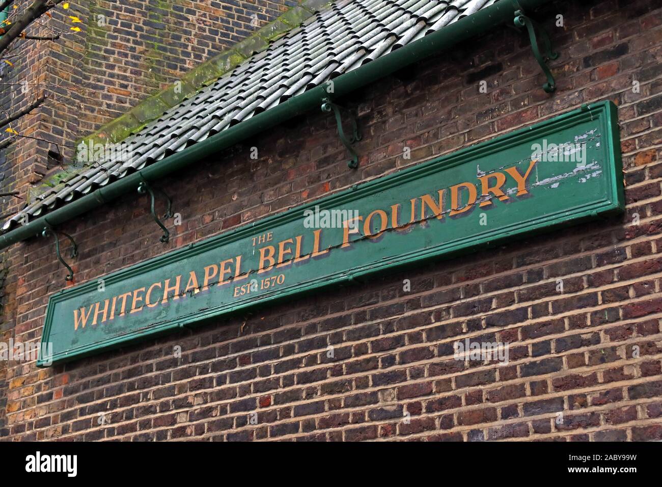 Green sign, Whitechapel Bell Foundry, 32 Whitechapel Rd, Shadwell, London E1 1EW Stock Photo