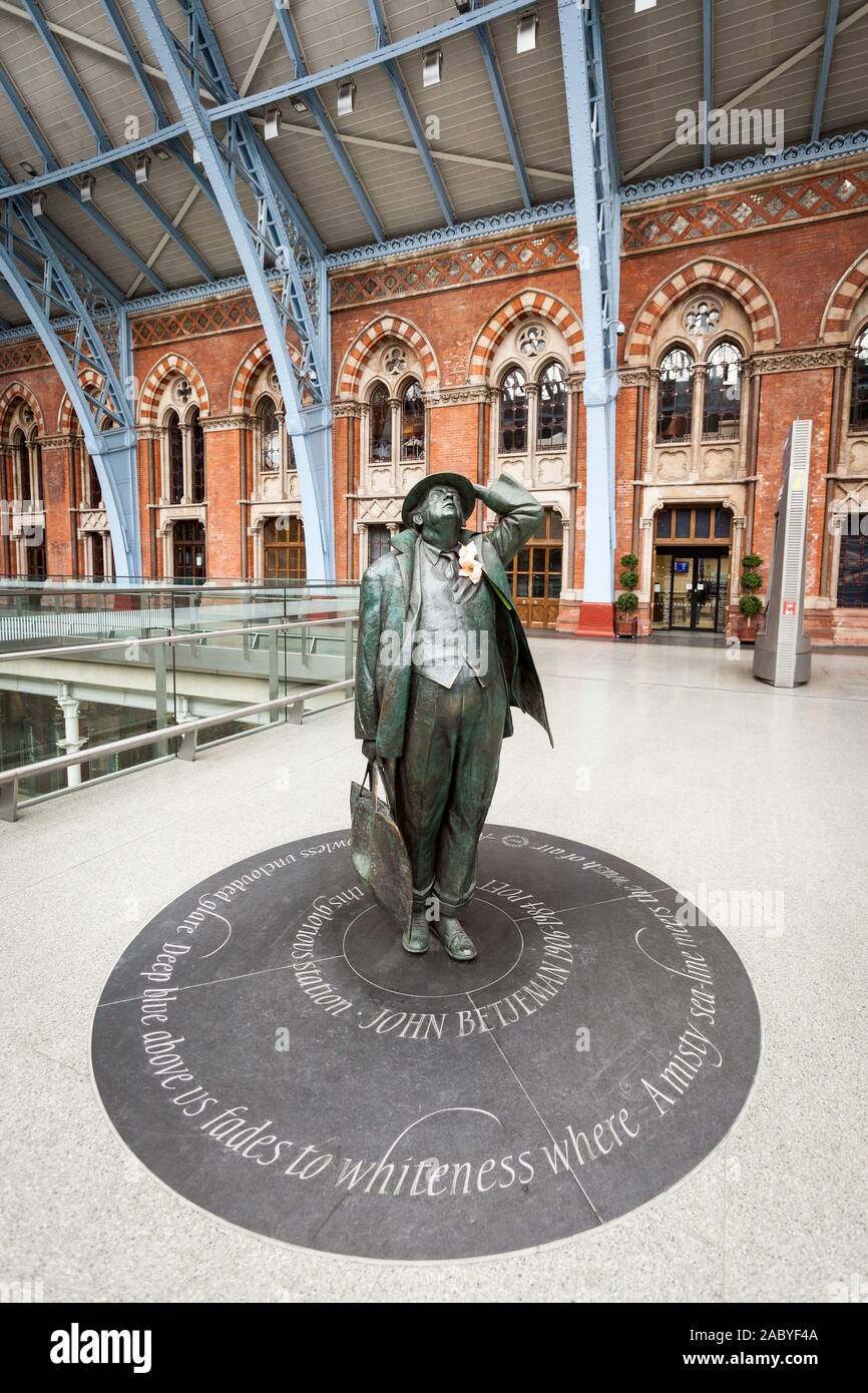 John Betjeman statue, St Pancras, London. The statue of the celebrated English poet located on the concourse of St. Pancras train station. Stock Photo