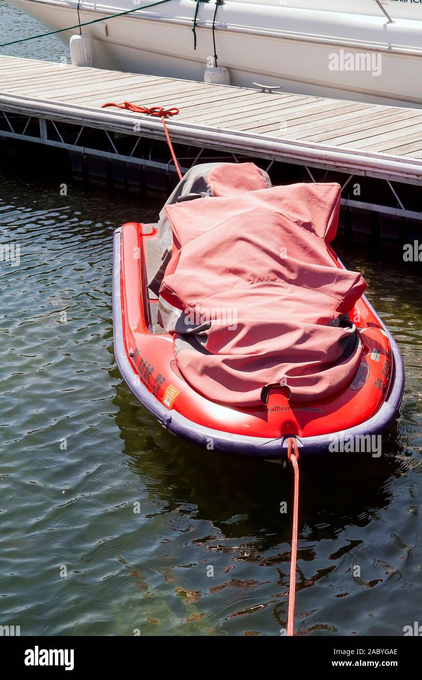 Rubber Dinghy High Resolution Stock Photography and Images Alamy