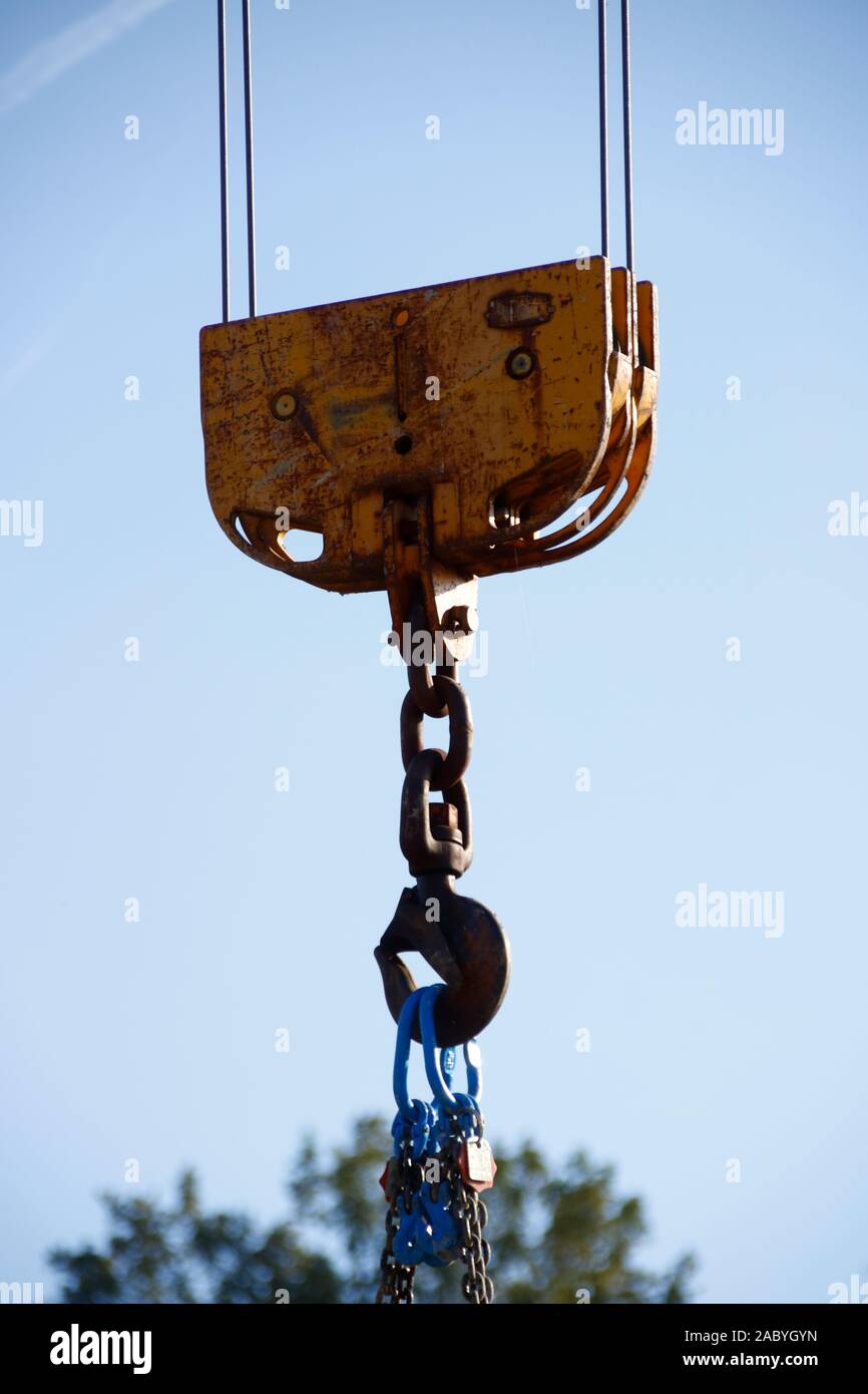 Haken an einem Baukran, zur Aufnahme von schweren Gewichten mit einer Kette Stock Photo