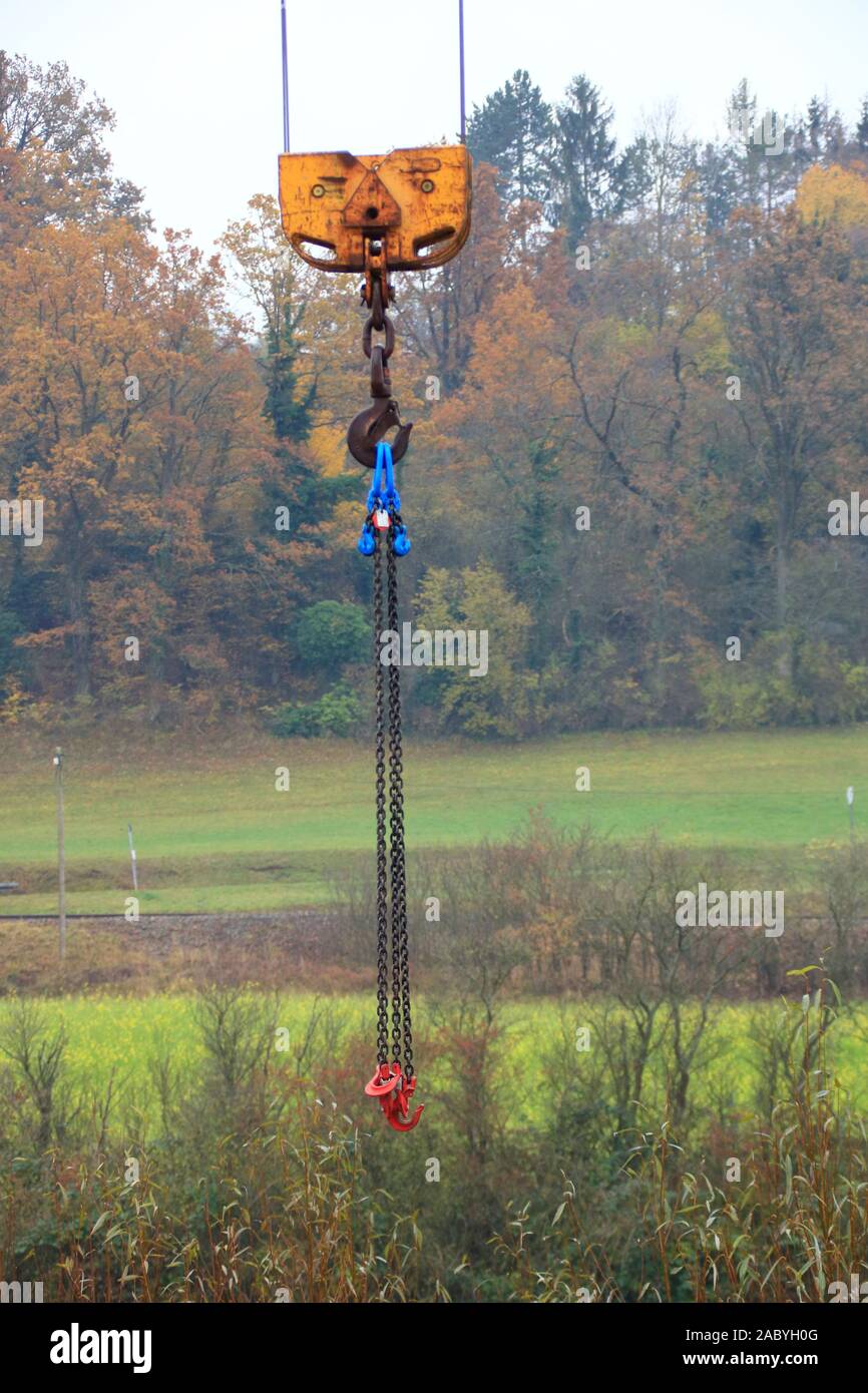Haken an einem Baukran, zur Aufnahme von schweren Gewichten mit einer Kette Stock Photo