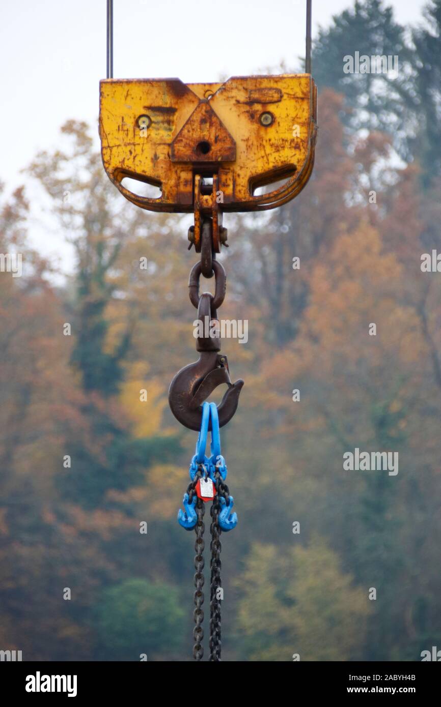 Haken an einem Baukran, zur Aufnahme von schweren Gewichten mit einer Kette Stock Photo