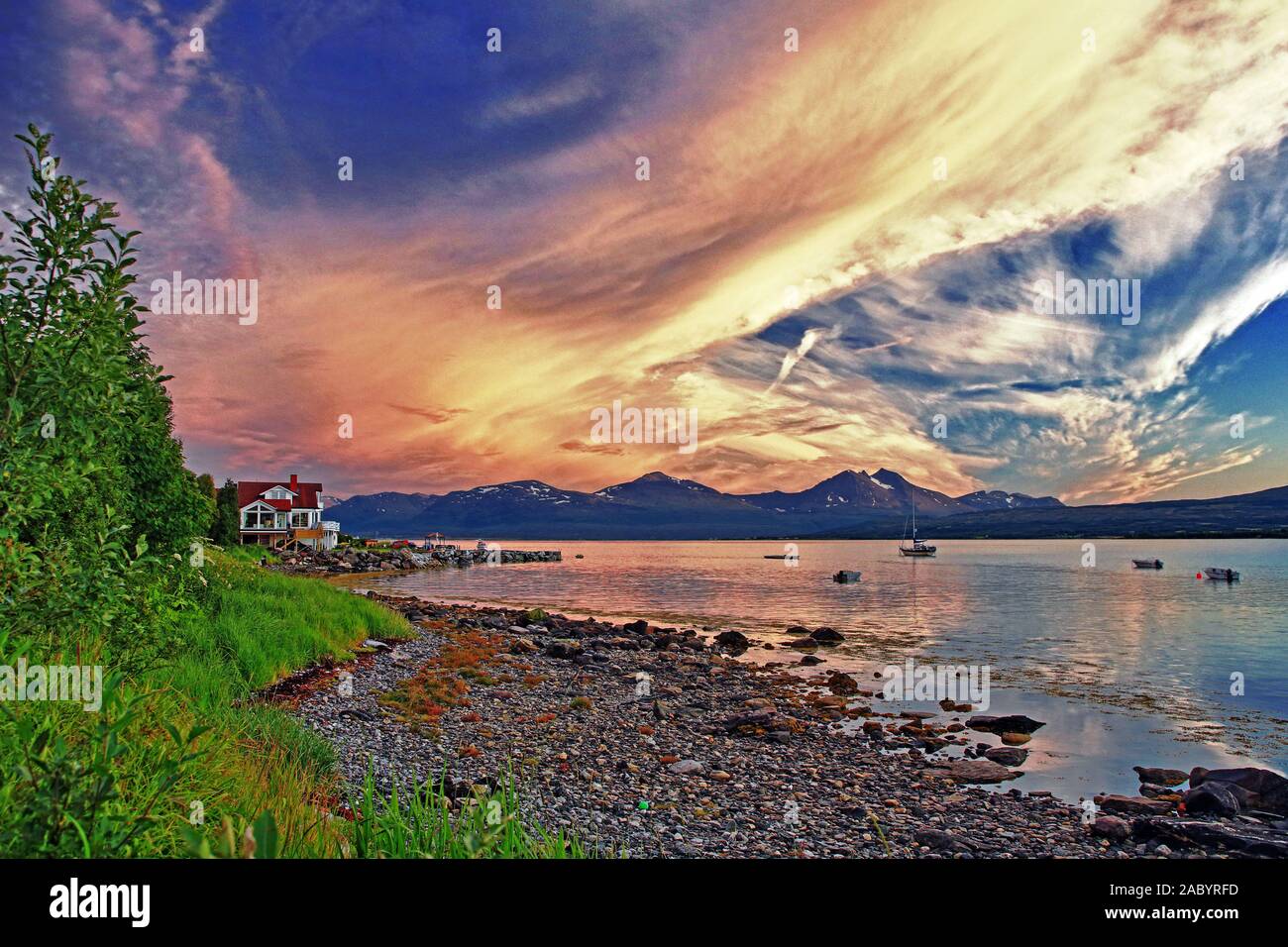 Sonnenuntergang und Wolkenstimmung bei Tromsø Stock Photo