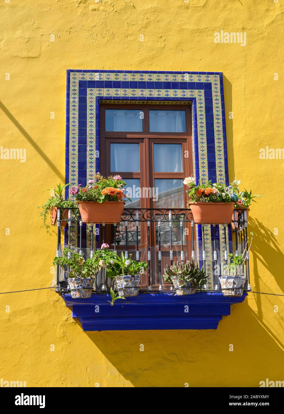 Fenster, Balkon, Altbau, Talavera-Fliesen, Puebla, Mexiko Stock Photo