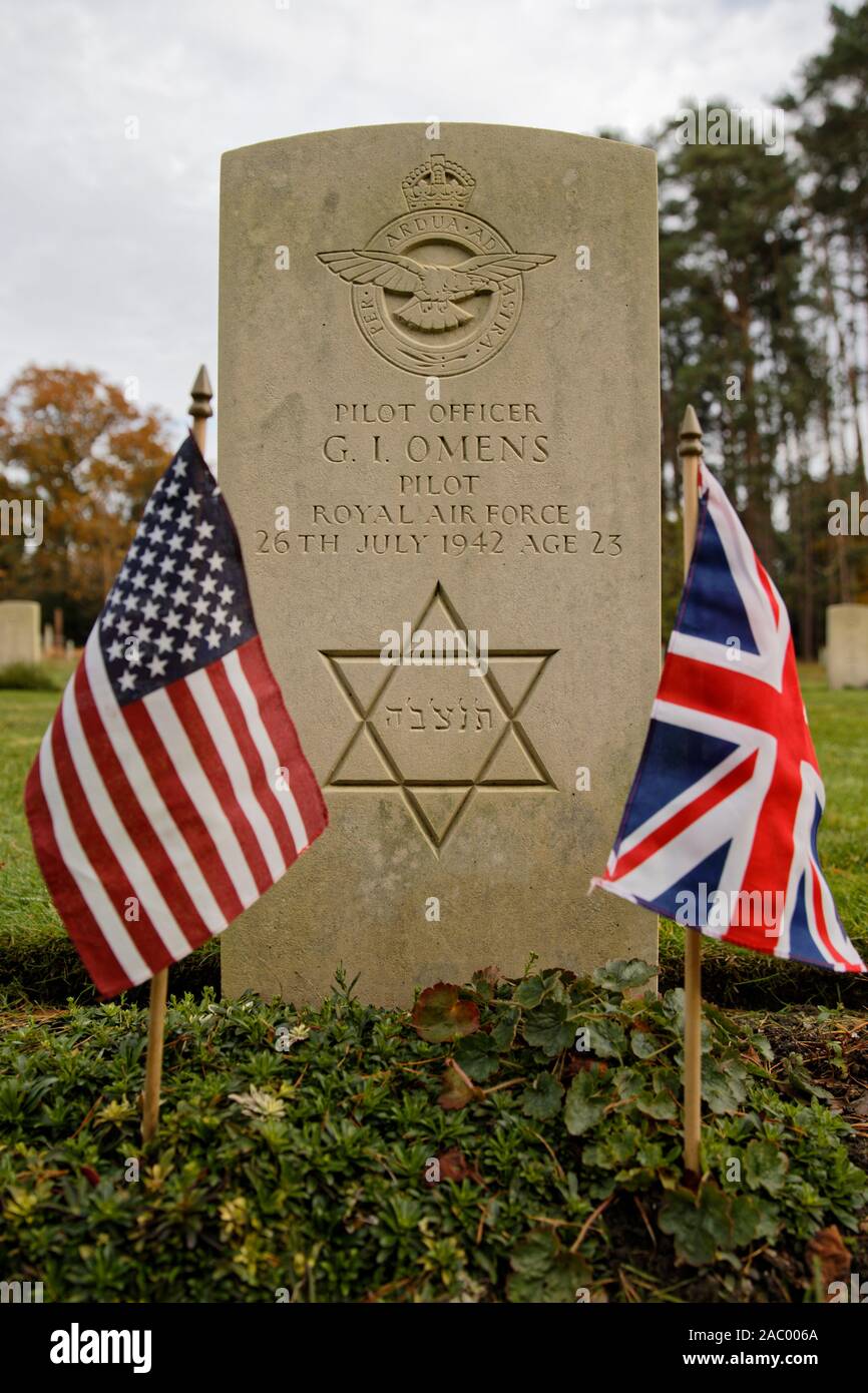 Headstones at Brookwood Military Cemetery of American volunteer pilots who flew with the Eagle Squadrons of the RAF during WW2 - GI Omens Stock Photo