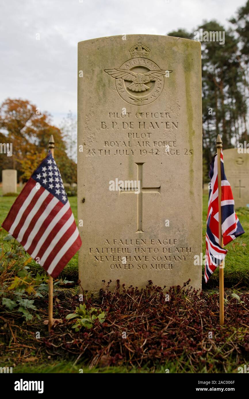 Headstones at Brookwood Military Cemetery of American volunteer pilots who flew with the Eagle Squadrons of the RAF during WW2 - BP De Haven Stock Photo