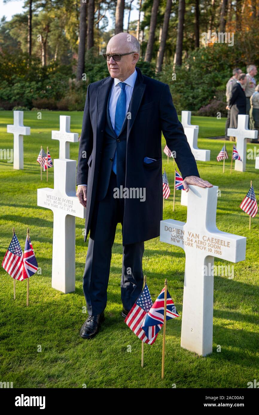 American Ambassador Woody Johnson at a WW1 headstone during the Veterans Day Service at Brookwood Cemetery Stock Photo