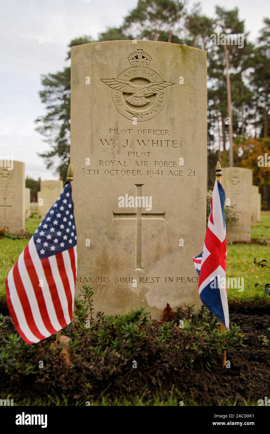 Headstones at Brookwood Military Cemetery of American volunteer pilots who flew with the Eagle Squadrons of the RAF during WW2 - WJ White Stock Photo