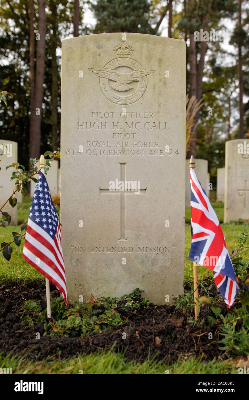 Headstones at Brookwood Military Cemetery of American volunteer pilots who flew with the Eagle Squadrons of the RAF during WW2 - HH McCall Stock Photo